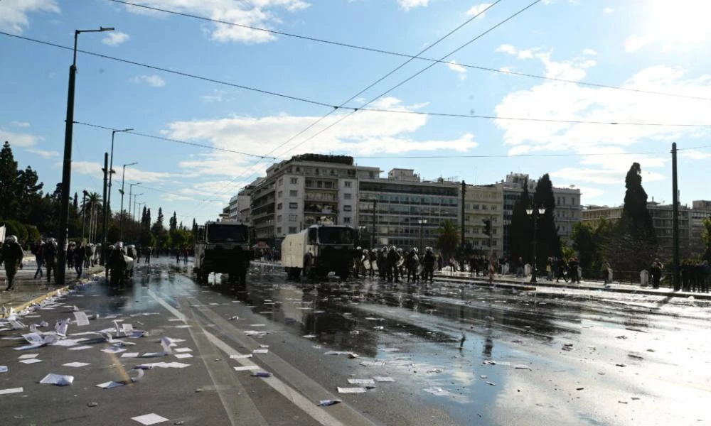 Άνοιξαν Πανεπιστημίου, Σταδίου και Πειραιώς – Απομακρύνθηκαν τα οδοφράγματα